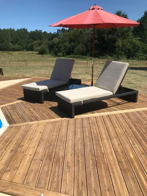 Peaceful, Comfortable Retreat With Pool Montcléra フランス