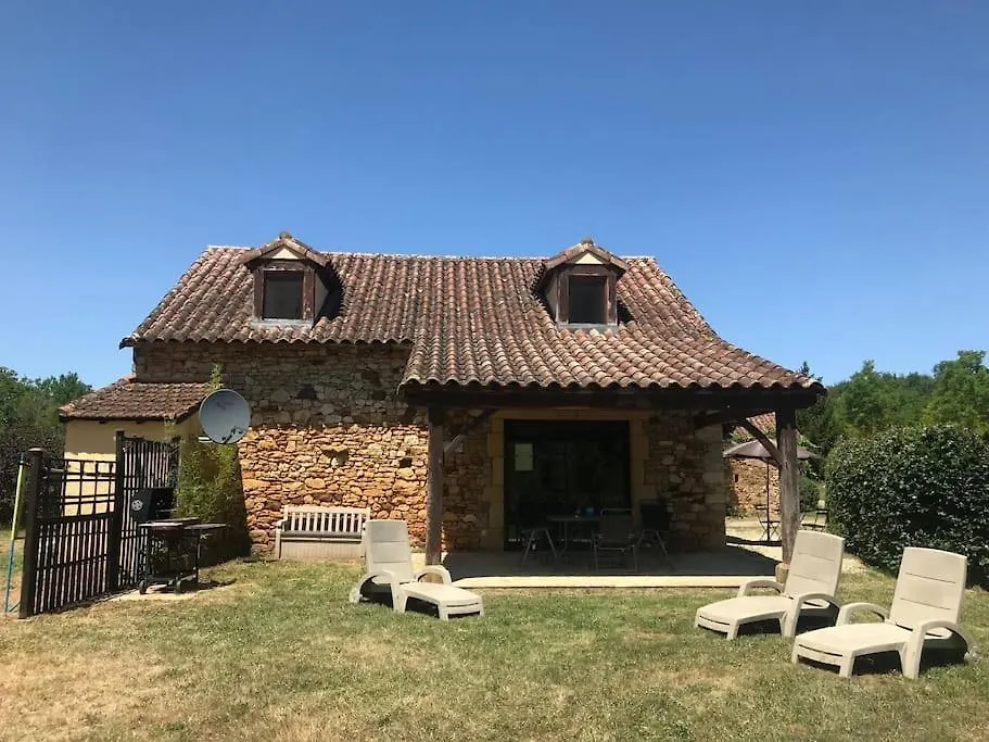 Peaceful, Comfortable Retreat With Pool Montcléra 別荘