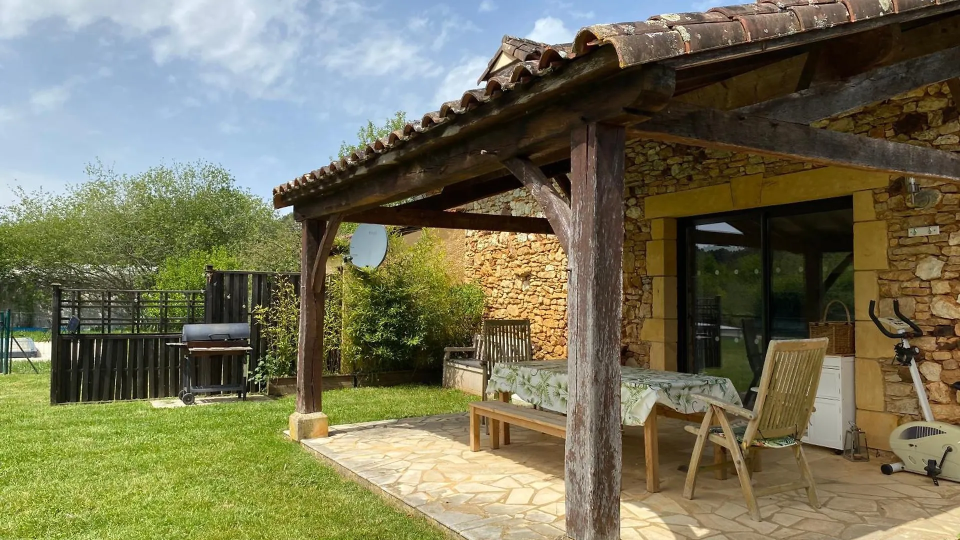 Peaceful, Comfortable Retreat With Pool Montcléra 別荘