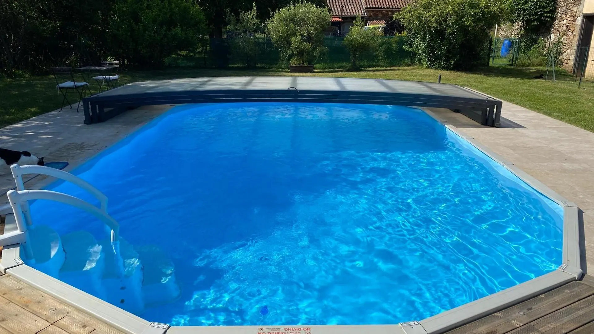 Peaceful, Comfortable Retreat With Pool Montcléra 別荘