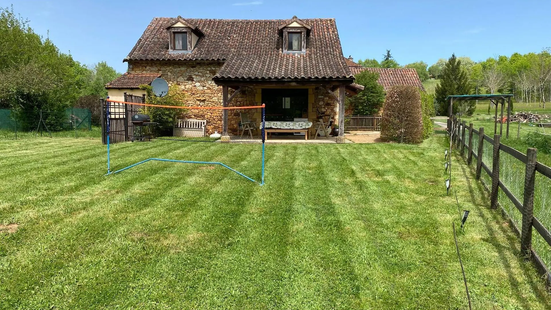 Peaceful, Comfortable Retreat With Pool Montcléra フランス